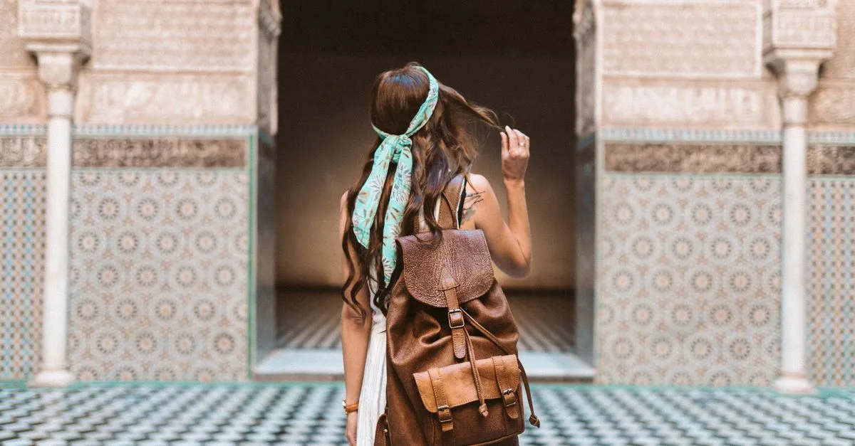 Touriste consultant son smartphone connecté via eSIM au Maroc