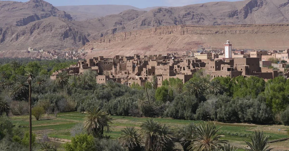 A stunning view of the Tinghir Oasis with traditional Moroccan architecture and arid mountains.